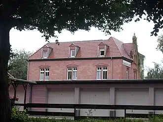 Historisches Gebäude des Nordbahnhofs Kaiserslautern hinter einer Garagenzeile (August 2017)
