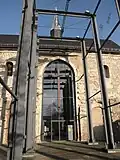 Kreuz an der Frauenbergkirche als Erinnerung an deren Zerstörung 1945
