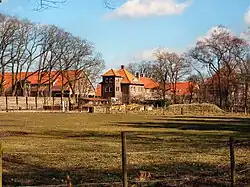 Gut Klausheide, Blick auf die westlichen Wirtschaftsgebäude und die frühere Inspektorenwohnung
