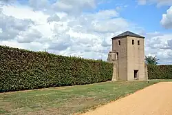Nachbildung der Stadtmauer durch eine Hecke