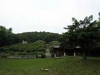 Terrasse mit Schrein