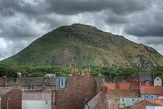 Der North Berwick Law von Norden, über die Dächer von North Berwick aus gesehen