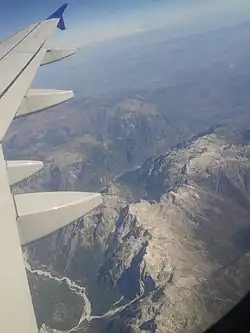 Flugaufnahme von Nordwesten mit der Maja e Hekurave rechts in der Bildmitte, dem Valbonatal links unten und der Maja Grykat e Hapëta in der Bildmitte unten