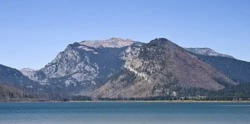 Blick auf die nördliche Teton Range vom Jackson Lake. Der Moose Mountain erhebt sich im Hintergrund auf der linken Bildseite über den Webb Canyon. In der Bildmitte sind Owl Peak und Elk Mountain zu sehen.