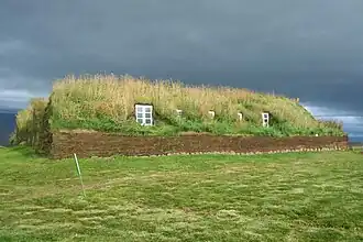 und enthält viele Grassodenhäuser mit Wänden und Dächern aus torfhaltigen Soden.