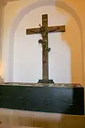 Kreuz hinter dem Sarg Karls I.