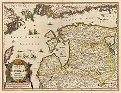 Farbige Zeichnung von einer alten Landkarte mit geographischen Markierungen und Beschriftungen. Auf dem Meer sind Schiffe gemalt und die Grenzen sind mit verschiedenen Farben betont. Am linken unteren Rand befindet sich eine wappenähnliche Verzierung mit dem lateinischen Titel. Darunter ist die Legende für den Maßstab aufgelistet, der sich als Bilderrahmen um die gesamte Karte legt.