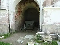Ein 76 mm „Sturmabwehr“-Geschütz M1910 im Novodevichy Convent in Moskau/Russland.