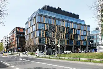 Neues Büro- (vorne) und Wohngebäude (hinten)