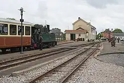 Zug der Museums­eisen­bahn Chemin de Fer de la Baie de Somme im Bahnhof Noyelles