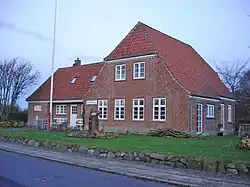 Von links: Die beiden Dörfer Nørre Felding Station und Kølvrå Soldaterhjem. Millionen getöteter Nerze wurden draußen begraben.