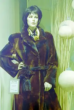 Gerupfter, bitongefärbter Nutriamantel (Düsseldorf, ca. 2002)