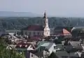 Blick auf Nyergesújfalu mit der römisch-katholischen Kirche, im Hintergrund die Donau