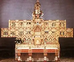 Rosenkranz-Kirche, Hochaltar