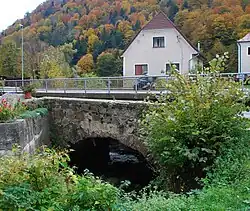 Die alte Brücke über den Ožbaltski Potok (Oswaldgrabenbach) blieb beim Neubau der Hauptstraße als Hauszufahrt bestehen