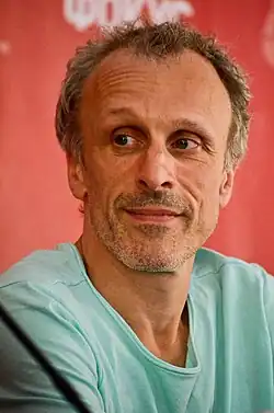 Géza Röhrig spielt Z, Jan Bijvoet den Fremden