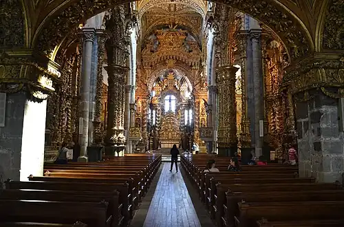 Blick von Eingang zum Hauptaltar in São Francisco, Porto