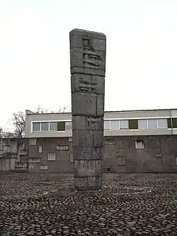 Obelisk im Hof der Gedenkstätte Pawiak, Warschau