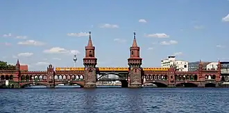 Oberbaumbrücke: links Kreuzberg, rechts Friedrichshain, Blick spreeabwärts