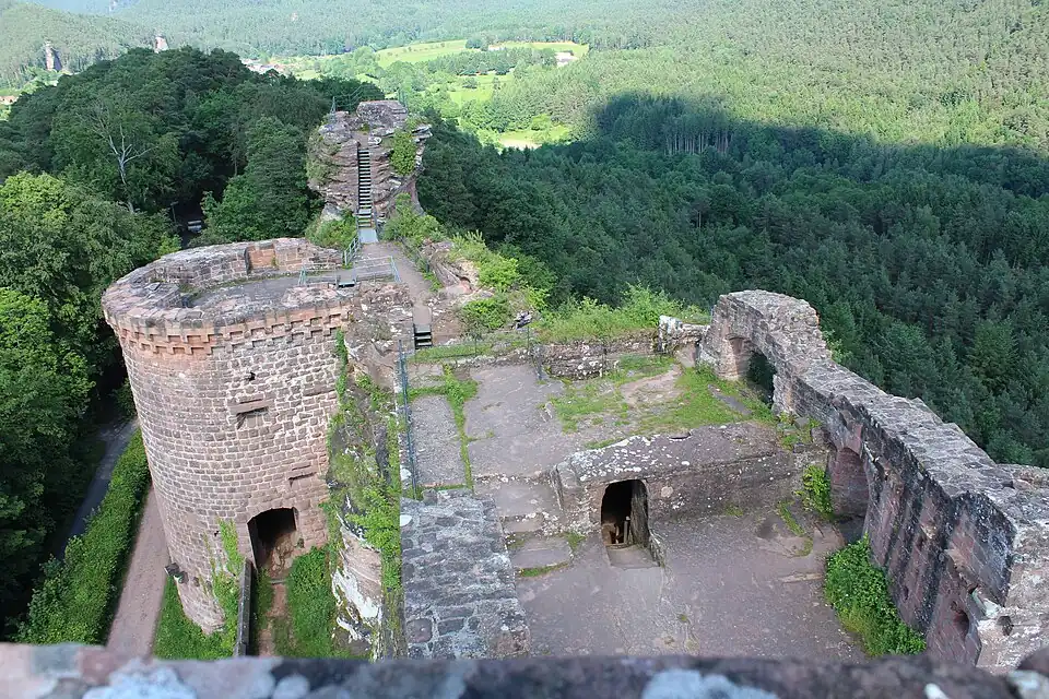 Blick vom Bergfried über den ehemaligen Palas nach Osten (Juni 2016)