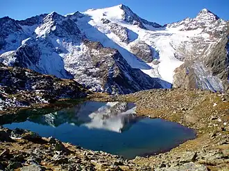 Blick vom Oberen Grünausee zum Wilden Freiger (Mitte oberer Bildrand), rechts davon die Lübecker Scharte und am oberen rechten Bildrand die Ostwand des Aperen Freigers