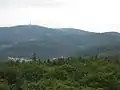 Blick vom Pferdskopfturm über das obere Weiltal zum Großen Feldberg (links) und Kleinen Feldberg (mittig), Weilsberg (rechter Rand, hinten), davor der Sängelberg; Häuser von Schmitten unter dem Pfaffenrod (vorne), Arnoldshain (links darüber) und Oberreifenberg (rechts unterhalb des Großen Feldbergs)