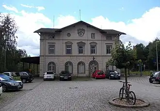 Empfangsgebäude, Zugangsseite, links der Abschnitt nach Löbau, rechts nach Wilthen