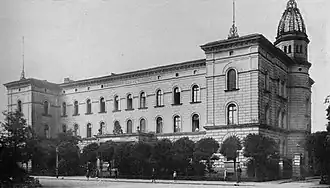 Erweiterungsbau von 1891 mit dem Isolatorengerüst (1915)