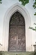 Ansicht des Nordportals mit Reliefs von Willi Veit