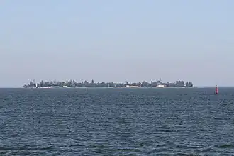 Panorama der Insel, Leuchttürme links