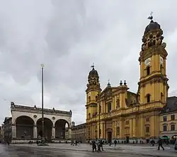 Blick auf die Feldherrnhalle und die Theatinerkirche (rechts)