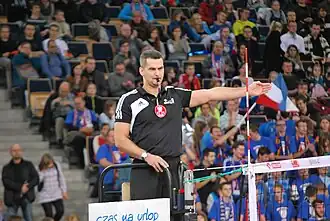 Aufschlag für die Mannschaft links vom Schiedsrichter