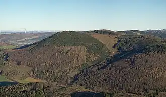 Blick vom Stüppelturm nach Nordosten zur Wiedegge (rechts) mit ihrem Ausläufer Ohlenkopf (links)