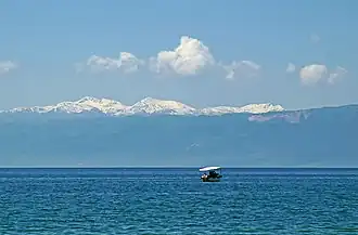 Valamara und umliegende Berge gesehen von Ohrid aus rund 45 Kilometer Distanz