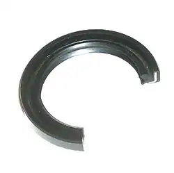 Radial-Wellendichtring (geschnitten) mit zusätzlicher Staublippe (unten)