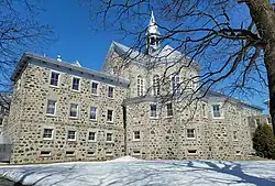 Die aus Feldsteinen errichtete Abtei Oka, hier von der Rückseite gesehen.