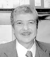 Gesicht von vorne ab Schulterblatt schwarzweiß in die Kamera schauend