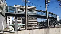 Vorplatz mit Fußgängerbrücke