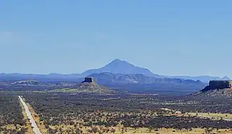 Der Okenyenya (Silhouette im Hintergrund) von nördlich des Ugab aus gesehen