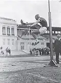 Einlauf zum Fußballendspiel Deutschland–Finnland (links), Olavi Niemi (Finnland), Hochsprung