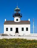 Der Leuchtturm Old Point Loma wurde im Cape Cod-style ausgeführt, bei dem der Turm mittig aus dem Wohnhaus des Leuchtturmwärters aufragt