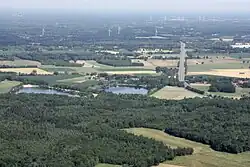 Luftaufnahme von Osten: links der Woldsee, mittig der namenlose zweite Baggersee, rechts die A 28
