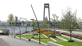 Der Bahnhofsvorplatz mit dem Empfangsgebäude (2014)