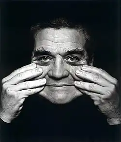 Close-up-Porträt von Künstler Norbert Tadeusz vor einem schwarzen Hintergrund.