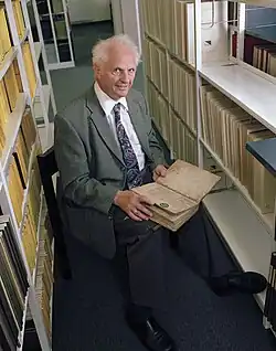Tilo Brandis fotografiert in der Badischen Landesbibliothek Karlsruhe mit der Nibelungenhandschrift C.