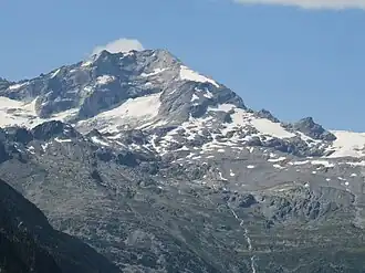 Olperer von Südosten mit Olpererhütte (rechts) und Normalweg über Riepengrat (mittig) und den Schneegupf, Riepenkopf und Unterschrammachkees (links) sowie Großem Riepenkees (rechts)