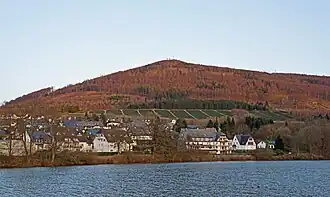 Ansicht aus Nordwesten vom Stausee Olsberg