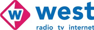 Rhombusform, links weißer Hintergrund, rechts weinroter Hintergrund, davor der blaue Buchstabe W. rechts daneben in blau das Wort west; darunter die aktuellen Senderformen: Online, Radio, Fernsehen.