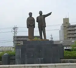 Statue von Ōno Banboku, Unterhausabgeordneter aus Gifu, und seiner Frau vor dem Bahnhof