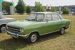 Opel Kadett 4-türige Limousine (1971–1973) mit schwarzem Kühlergrill, flachen Radkappen und Blinkergläser ohne Chromrand